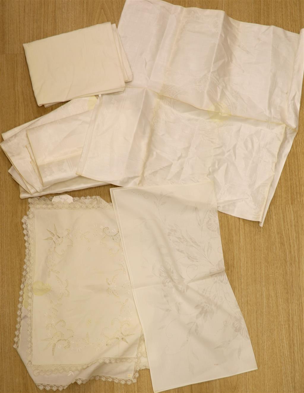 A quantity of filet lace table mats, damask and other napkins etc